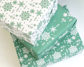 Carta da regalo riciclata, fiocchi di neve natalizi, bianco e verde acqua, inchiostri ecologici, senza plastica