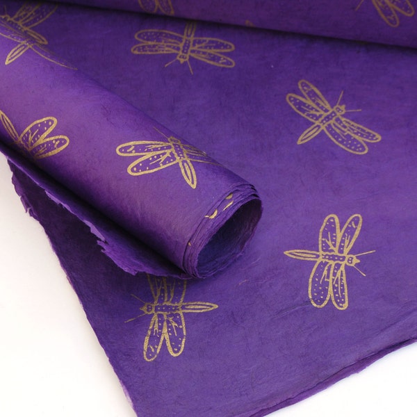 Papier cadeau Lokta, libellule dorée sur teinture violette, fait main et commerce équitable