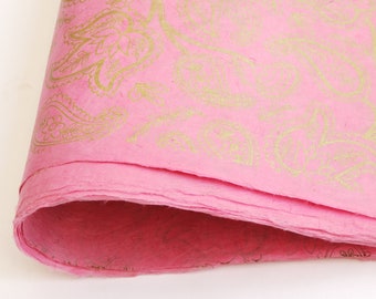 Lokta Geschenkpapier, goldener Paisleydruck auf rosa, handgemacht und fair gehandelt