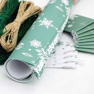 Eco kerstinpakpapierbundel, sneeuwvlokken, wit en schemerig groenblauw, gerecycled plastic gratis en Fair Trade