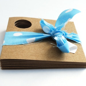 Étiquettes cadeaux, étiquettes de balançoire pliées de carte recyclée, grand trou, manille Kraft naturelle