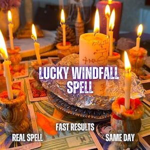 Puede incluir: Una colección de velas encendidas en soportes de piedra dispuestas sobre una superficie cubierta de cartas del tarot. Una vela de pilar blanca central presenta símbolos en tinta roja y el texto LUCKY WINDFALL SPELL, FAST RESULTS, REAL SPELL y SAME DAY.