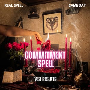 Op de afbeelding: Een rituele opstelling met rode kaarsen, een centrale smeltende rode wassculptuur en rode rozenblaadjes. De tekst luidt REAL SPELL, SAME DAY, COMMITMENT SPELL en FAST RESULTS. Een open boek met occulte symbolen en wierookrook zijn aanwezig.