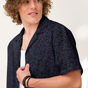 Camisa abotonada de cuello campestre Darkwave morada y negra