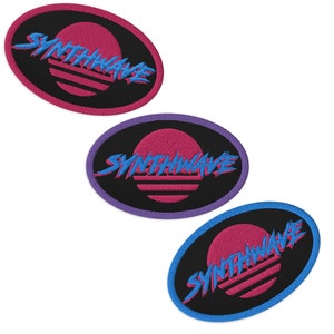 Op de afbeelding: Drie geborduurde patches met een retro zonsondergang en het woord "SYNTHWAVE" in blauw. De patches zijn roze, paars en blauw.
