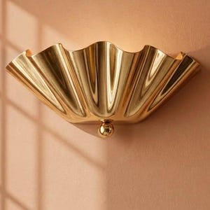 Vägglampa med mässingsvolang, graciös mussla- och snäckskallampa, handgjord räfflad vågvägglampa i 50-talets moderna design, antik art déco-lampa