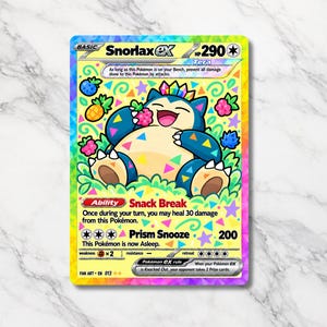 Puede incluir: Una carta coleccionable Snorlax ex con un borde holográfico de arcoíris. La ilustración muestra a un Snorlax azul comiendo una frambuesa, rodeado de iconos de frutas coloridas y formas geométricas. El texto incluye Snorlax ex, 290 HP, Snack Break y Prism Snooze.