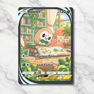 Puede incluir: Una carta coleccionable Rowlet ex que muestra un personaje de pájaro redondo y bronceado con una pajarita verde sentado sobre una pila de libros. La ilustración muestra una acogedora biblioteca con estanterías, una planta y un libro abierto. El texto incluye Rowlet ex, 120 HP, Curious Peek, Draw a card, Leaf Flutter, 60 y ex rule.