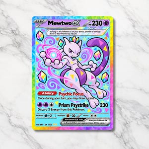 Könnte beinhalten: Eine Mewtwo ex Sammelkarte mit einem holografischen Regenbogenrand und einer farbenfrohen Illustration. Die Karte zeigt die Figur Mewtwo, die eine leuchtende Kugel hält, umgeben von schwebenden Kristallen und wirbelnden Mustern, mit 230 KP.