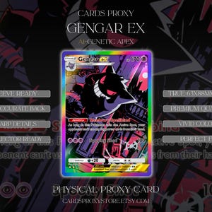 Può includere: Una carta collezionabile Gengar EX con finitura olografica, che raffigura il personaggio Gengar in un'ambientazione scura e stilizzata. La carta riporta il testo 'Gengar EX', 'Shadowy Spellbind' e 'Spooky Shot' con 170 HP e 100 danni.