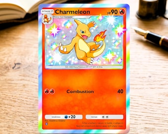 Op de afbeelding: Een holografische Charmeleon-verzamelkaart met een geel, hagedisachtig wezen met een vlam aan zijn staart. De kaart toont 90 HP, de aanval Combustion met 40 schade en de tekst No. 0005 Flame Pokémon.