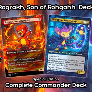Op de afbeelding: Een speciale editie compleet Commander-deck met twee ruilkaarten: Rograkh, Son of Rohgahh, een rode Kobold-krijger, en Silas Renn, Seeker Adept, een blauw-zwarte mens. De kaarten tonen kleurrijke karakterillustraties en bijbehorende tekst.