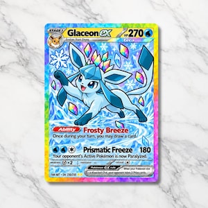 Könnte beinhalten: Eine Glaceon ex Sammelkarte mit einer hellblauen Kreatur mit dunkelblauen Akzenten und einer Krone aus bunten Kristallen. Die Karte zeigt den Text Glaceon ex, 270 HP, Frosty Breeze und Prismatic Freeze vor einem regenbogenfarbenen Rand.