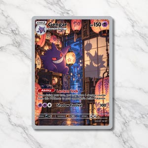 Peut inclure: Une carte à collectionner Gengar représentant une créature fantôme violette dans une rue japonaise avec des lanternes lumineuses. La carte affiche 150 PV, la capacité Lantern Trick et l'attaque Shadow Festival. Le texte inclut Gengar, Stage 2 et 035/100.