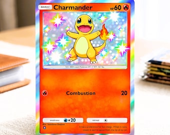 Op de afbeelding: Een holografische Charmander ruilkaart met het personage met een vlam op de staart, 60 HP en de aanval Combustion die 20 schade toebrengt. De kaart toont de tekst Basic, Charmander, No. 0004 Lizard Pokémon.