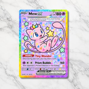 Könnte beinhalten: Eine Mew ex Sammelkarte mit einem rosa Mew-Charakter mit Kristallkrone, umgeben von bunten Sternen und Blasen. Die Karte hat einen regenbogenfarbenen Rand, 180 KP und Text, einschließlich der Fähigkeit Tiny Wonder und der Attacke Prism Bubble.