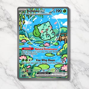 Puede incluir: Una carta coleccionable Bulbasaur ex con 190 HP, que muestra una ilustración de un estanque azul claro con flores de loto rosas, nenúfares verdes y un puente de madera. El texto incluye la habilidad Natural Renaissance y el ataque Vine Whip Bloom.