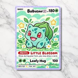 Puede incluir: Una carta coleccionable con un personaje Bulbasaur azul claro con un bulbo verde en la espalda. La carta muestra el texto Bulbasaur ex, HP 180, Ability Little Blossom y Leafy Hug 100. El fondo muestra hojas verdes, flores blancas y estrellas amarillas.