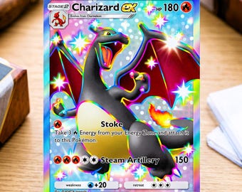 Op de afbeelding: Een holografische Charizard ex ruilkaart met een zwart draakachtig wezen met rode vleugels en een brandende staart. De kaart bevat de tekst Charizard ex, HP 180, Stoke en Steam Artillery tegen een regenboogkleurige, fonkelende achtergrond.