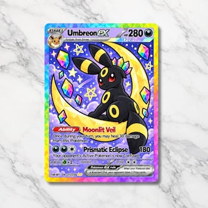 Puede incluir: Una carta coleccionable holográfica de Umbreon ex que muestra una criatura negra con anillos amarillos sentada sobre una luna creciente amarilla. El fondo es un cielo estrellado púrpura con cristales flotantes coloridos. El texto incluye Umbreon ex, 280 HP, Moonlit Veil y Prismatic Eclipse 180.