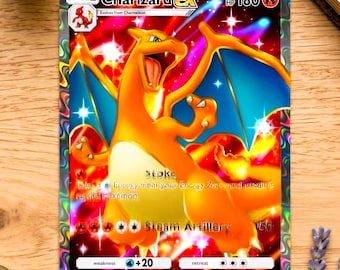 Op de afbeelding: Een holografische Charizard ex ruilkaart met een feloranje draakachtig wezen met blauwe vleugels tegen een vurige rode en gele achtergrond. De kaart toont 180 HP, de tekst Stoke en Steam Artillery, en een kleurrijke rand met een patroon.