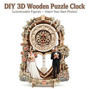 Puede incluir: Un reloj de rompecabezas 3D de madera para armar, con una esfera circular con números romanos y engranajes visibles. El marco está decorado con elementos florales y dos figuras, una con vestido blanco y otra con traje negro, junto a un corazón.
