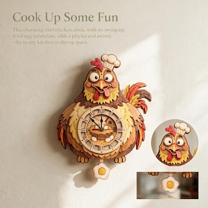 Puede incluir: Un reloj de pared de madera con forma de pollo que lleva un gorro de chef. La esfera muestra números romanos y un nido con huevos. Un péndulo con forma de huevo frito cuelga debajo. El texto Cook Up Some Fun es visible en la imagen.