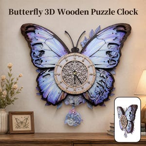 Puede incluir: Un reloj de madera tipo rompecabezas 3D con forma de mariposa y alas azules y moradas, que presenta una esfera circular central con patrones de filigrana, manecillas negras y un pequeño péndulo de mariposa colgando abajo.