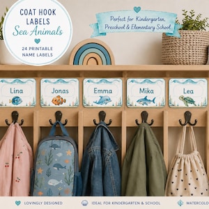 Könnte beinhalten: Ein Set aus druckbaren Garderobenhaken-Etiketten mit Illustrationen von Meerestieren und Namen. Die rechteckigen Etiketten zeigen Aquarellmotive von Fisch, Clownfisch, Delfin, Hai, Schildkröte und Wal sowie den Text COAT HOOK LABELS Sea Animals.