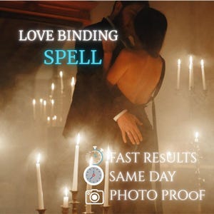 Può includere: Una grafica digitale con il testo LOVE BINDING SPELL, FAST RESULTS, SAME DAY e PHOTO PROOF, accompagnata da icone di un orologio e una fotocamera, sovrapposta a una scena buia di due figure che si abbracciano tra numerose candele bianche.