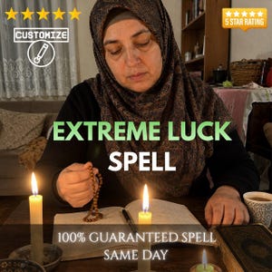 Puede incluir: Una persona con un pañuelo oscuro estampado sostiene un rosario de cuentas marrones sobre un libro abierto. Dos velas encendidas están sobre la mesa, con el texto EXTREME LUCK SPELL, 100% GUARANTEED SPELL SAME DAY, CUSTOMIZE y 5 STAR RATING.