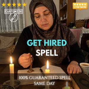 Puede incluir: Una persona con un pañuelo oscuro estampado y una blusa negra de manga larga sostiene cuentas de oración marrones sobre un libro abierto. Dos velas encendidas están sobre la mesa, con el texto GET HIRED SPELL, 100% GUARANTEED SPELL SAME DAY.