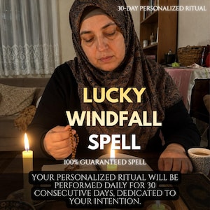 Könnte beinhalten: Eine Person mit einem dunkel gemusterten Kopftuch und einem schwarzen Langarmshirt hält braune Gebetsperlen. Der Text lautet: 30-DAY PERSONALIZED RITUAL, LUCKY WINDFALL SPELL, 100% GUARANTEED SPELL, YOUR PERSONALIZED RITUAL WILL BE PERFORMED DAILY FOR 30 DAYS.
