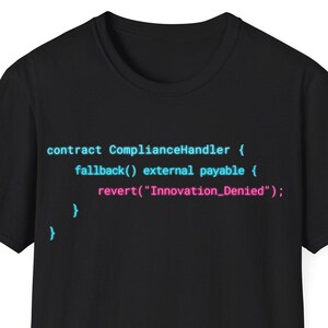Könnte beinhalten: Ein schwarzes Kurzarm-T-Shirt mit einem aufgedruckten Code-Schnipsel in cyanfarbenem und pinkfarbenem Text. Der Code lautet: contract ComplianceHandler { fallback() external payable { revert("Innovation_Denied"); } } auf der Vorderseite.