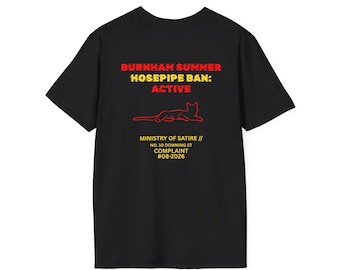 Minimalistisch T-shirt met kustlandschap | Kleine print op de borst, strandvibe