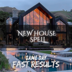 Könnte beinhalten: Ein modernes schwarzes Haus mit großen Glasfenstern und einem Giebeldach, davor ein Swimmingpool. Der Text "NEW HOUSE SPELL" und "SAME DAY FAST RESULTS" ist über das Bild des Hauses und des Poolbereichs gelegt.
