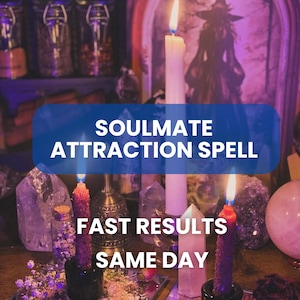 Pode incluir: Três velas acesas em tons de branco e roxo escuro estão dispostas entre vários cristais, um pequeno sino de metal e frascos de vidro. O texto SOULMATE ATTRACTION SPELL FAST RESULTS SAME DAY está sobreposto em branco num fundo azul.
