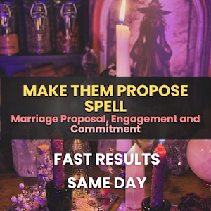 Op de afbeelding: Een rituele opstelling met een lange witte kaars, een roze kristallen punt en twee donkere, getextureerde kaarsen. De tekst luidt: MAKE THEM PROPOSE SPELL, Marriage Proposal, Engagement and Commitment, FAST RESULTS, SAME DAY, tegen een paarse achtergrond.