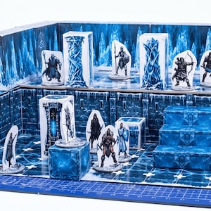 Pode incluir: Um conjunto de terreno para jogos de RPG de mesa com uma masmorra de gelo modular com paredes, pilares e escadas em tons de azul e branco. O conjunto inclui várias figuras planas recortadas que representam personagens de fantasia e um grande pássaro azul.