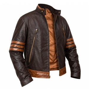 Könnte beinhalten: Eine dunkelbraune Lederjacke mit Stehkragen und Druckknopf, zwei vertikalen Reißverschlusstaschen auf der Brust und zwei horizontalen hellbraunen Streifen an jedem Ärmel. Die Jacke hat einen hellbraunen Saum und ein glattes braunes Innenfutter.
