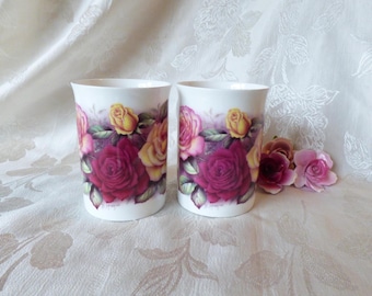 Lot de deux tasses, Rose d'Angleterre, porcelaine tendre