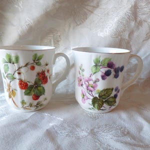 Ensemble de deux tasses Duchesse en porcelaine tendre - Framboises - Mûres