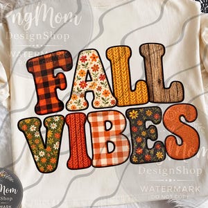 Può includere: Una t-shirt color crema con la scritta FALL VIBES in grandi lettere a blocchi. Ogni lettera presenta un motivo unico, tra cui tartan rosso e nero, stampe floreali arancioni, texture lavorate a maglia gialle, venature del legno e quadretti vichy arancioni.