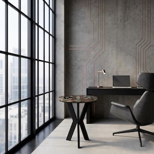 Puede incluir: Una mesa auxiliar redonda con una superficie de patrón oscuro y una base de metal negro con cuatro patas entrecruzadas. La mesa está situada en una habitación con una ventana grande, un escritorio negro con un portátil y una silla giratoria.