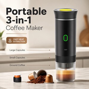 Puede incluir: Una cafetera portátil 3 en 1 de color negro con un botón superior amarillo y una luz indicadora de encendido verde. El dispositivo tiene una cámara inferior transparente con café preparado y etiquetas para cápsulas y café molido.
