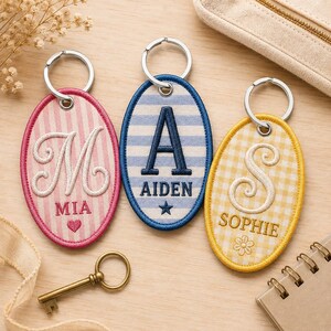Llavero personalizado con inicial y nombre, etiqueta ovalada bordada a medida para bolso, dije para mochila con monograma, regalo escolar para niños