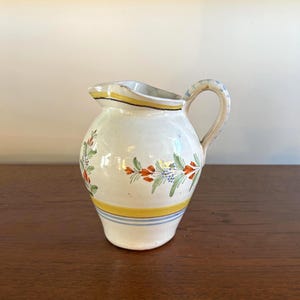 Vintage Henriot Quimper handmålad mjölkkanna - liten blommig vildblommig gräddkanna