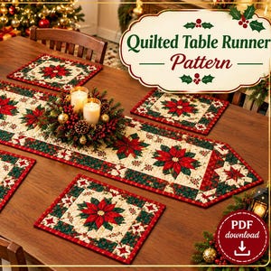 Pode incluir: Um caminho de mesa acolchoado e quatro jogos americanos quadrados a combinar com um padrão de poinsétia vermelha e verde sobre fundo creme. O texto Quilted Table Runner Pattern e PDF download são visíveis, exibindo um design festivo.