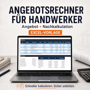Op de afbeelding: Een laptop met een Excel-spreadsheet voor het berekenen van bouwkosten, getiteld ANGEBOTSRECHNER FÜR HANDWERKER. Het scherm toont kolommen voor categorieën, hoeveelheden en kosten. Een vouwmeter, een potlood, een rekenmachine en een blauwdrukrol zijn aanwezig.