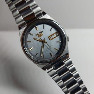 Vintage Seiko 5 Automatic Watch: Blue Dial, Day Date, Stainless Steel (23 Jewels)